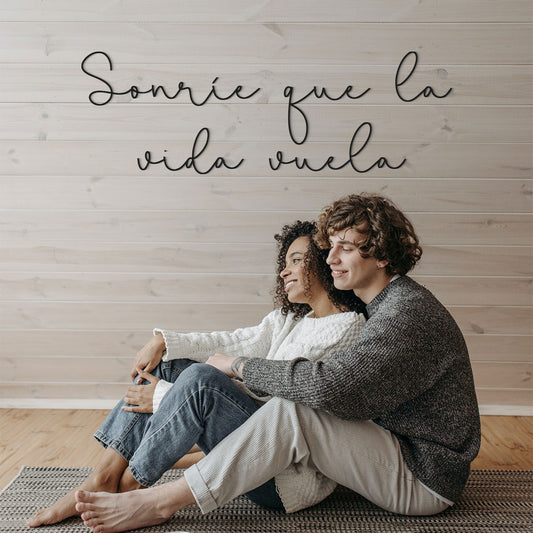 Sonríe que la vida vuela - Frase decorativa
